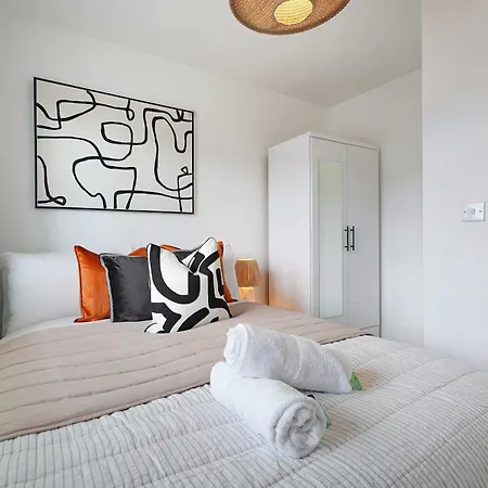 Modern 4br Driveway Parking By With Us Nyaraló Ormesby