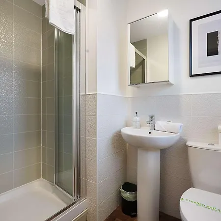 Modern 4br Driveway Parking By With Us Nyaraló