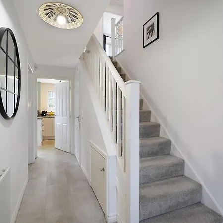 Modern 4br Driveway Parking By With Us *